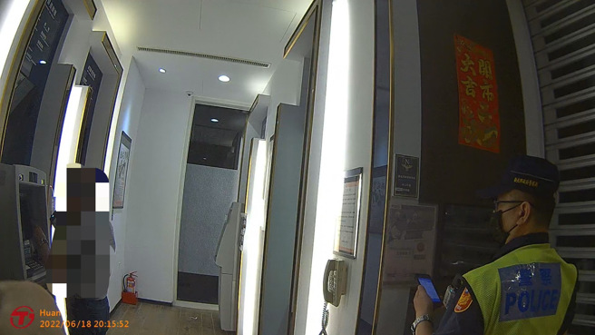 林口警巡邏時，見到一名七旬翁持手機操作ATM，眼尖及時攔阻60萬。(林口分局提供)
