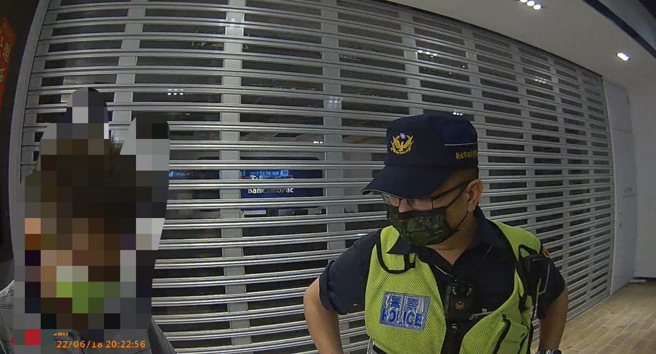 林口警巡邏時，見到一名七旬翁持手機操作ATM，眼尖及時攔阻60萬。(林口分局提供)
