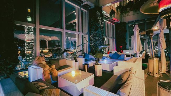 （「台北万豪X SEA TO SKY联名住房专案」可至微风信义百货47楼的SEA TO SKY大啖海鲜，饱览台北101日夜景致。图／台北万豪酒店提供）