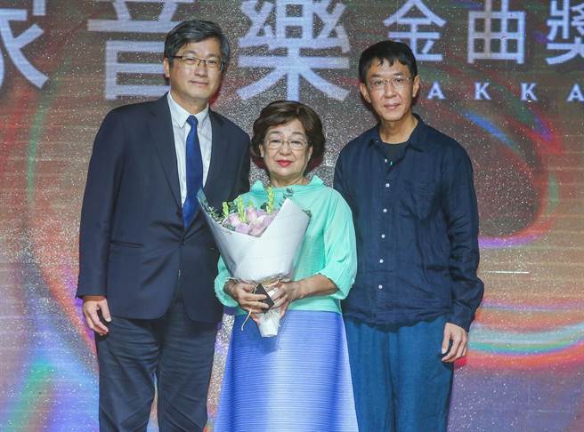 客委會主委楊長鎮（左）今頒發感謝獎牌予邱晨妻子楊麗琴女士，右為林生祥。（粘耿豪攝）