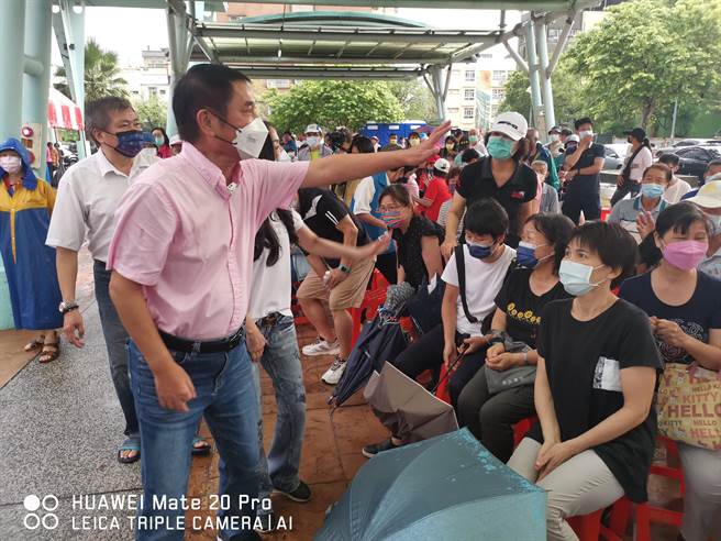 謝福弘期望以最大誠意尋求縣議長鍾東錦的諒解與支持。（謝明俊攝）