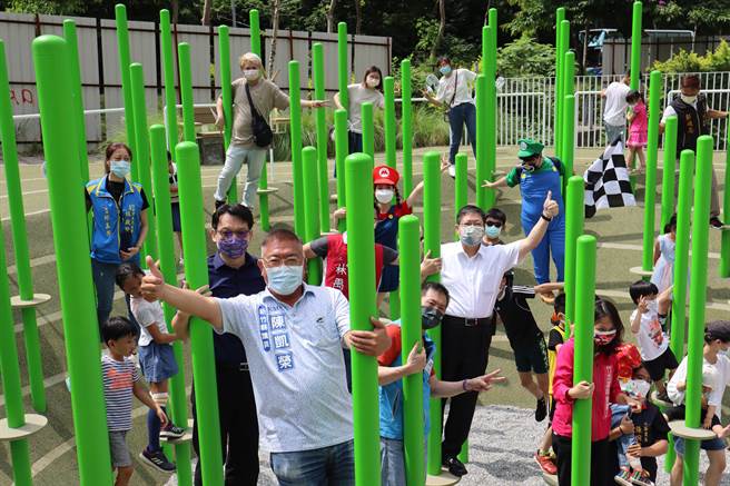 竹北市公24兴隆公园透过公民参与，打造符合民眾的特色公园，29日开箱试玩当天，连来宾们都忍不住下场体验一番。（邱立雅摄）