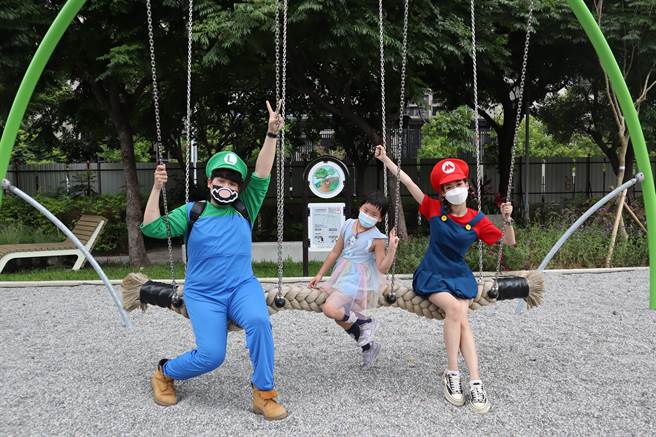 竹北市公24兴隆公园举办试玩活动，邀请曾参与工作坊的亲子前往体验。（邱立雅摄）