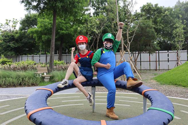 试玩现场还有哥哥姊姊陪小朋友一起体验。（邱立雅摄）