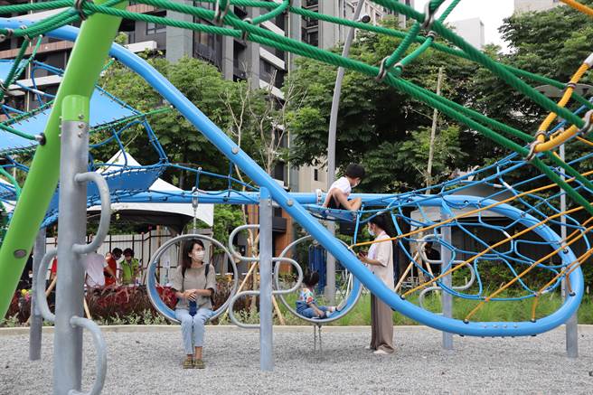 竹北市公24兴隆公园拥有独一无二的森林蝴蝶攀爬网，让不少孩子争相体验。（邱立雅摄）