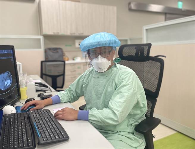 确诊后康復2周到12周期间，出现不明原因发烧38度且持续24小时以上，可能是感染新冠肺炎后多重系统发炎症。 （中医大新竹附医提供／邱立雅竹县传真）