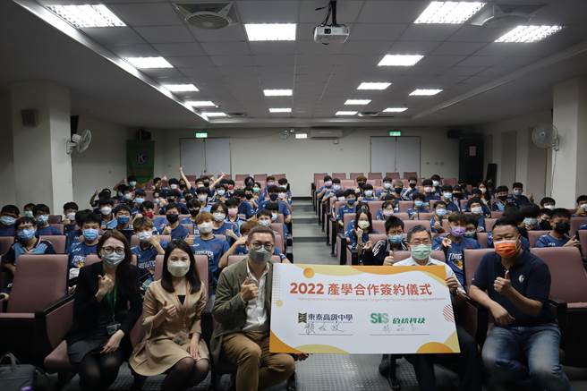 東泰高中攜手矽統科技，預計打造直播攝影棚，讓學生們開創自媒體內容。（邱立雅攝）