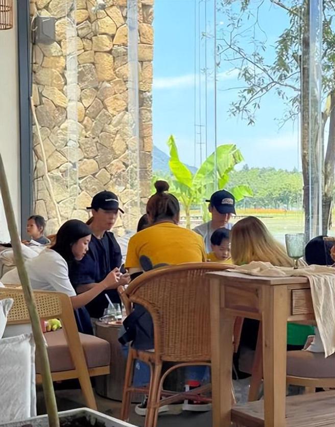 蔡少芬（左二）素顏和家人、親友聚餐。（圖／微博）