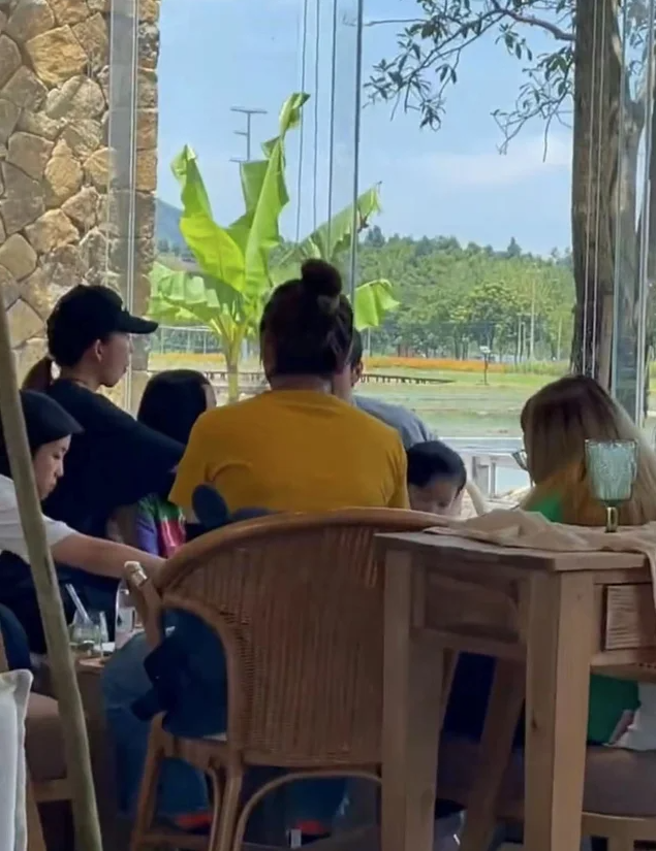 蔡少芬餵老公吃飯。（圖／微博）