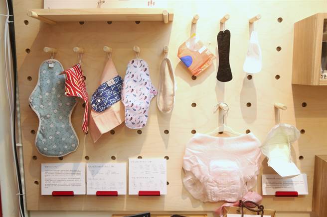  全台第一间月经博物馆「小红厝」29日盛大开幕，馆内除了展出以身体为发想的艺术品外，亦有各式各样月经来时所需用品。（杜宜谙摄）