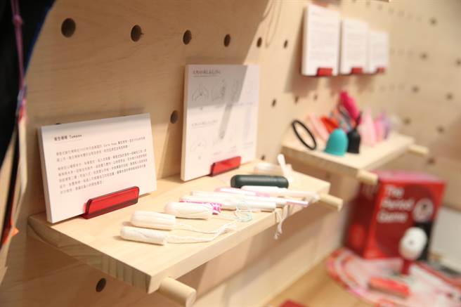 全台第一间月经博物馆「小红厝」29日盛大开幕，馆内除了展出以身体为发想的艺术品外，亦有各式各样月经来时所需用品。（杜宜谙摄）