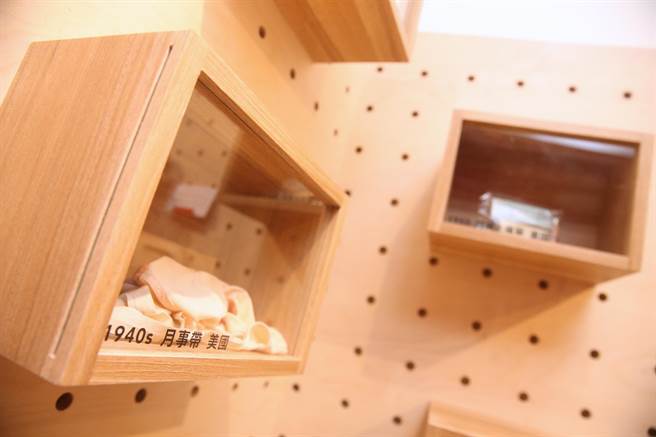 全台第一间月经博物馆「小红厝」29日盛大开幕，馆内除了展出以身体为发想的艺术品外，亦有各式各样月经来时所需用品。（杜宜谙摄）