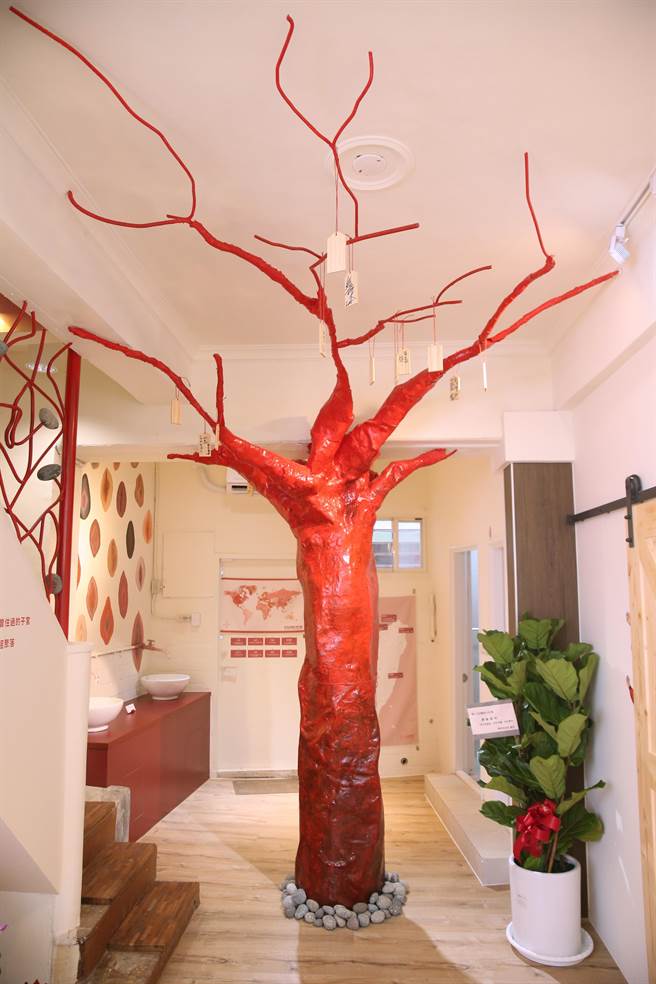 全台第一间月经博物馆「小红厝」29日盛大开幕，展场内的艺术创作品《脉涌祝福》发想自动脉，象徵动脉血管贯穿整栋大楼，并会在血管分支上挂上各方写下的祝福牌子（杜宜谙摄）