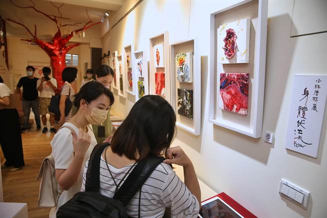 全台第一间月经博物馆「小红厝」29日盛大开幕，博物馆空间内，有许多从身体样态出发的作品，期待引发观展者跳脱刻板印象。（杜宜谙摄）