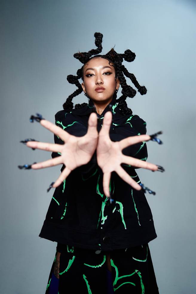  Kivi 發行首張母語創作專輯《分水嶺 Padiyudr》。（Nanguaq那屋瓦提供）