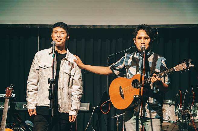 陈威全（左）演唱会，罗文裕站台力挺。照片提供：上行娱乐