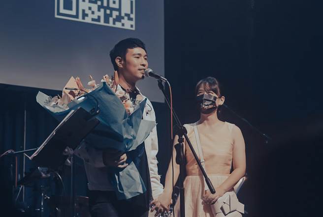 陈威全（左）演唱会，爱妻惊喜现身祝福。照片提供：上行娱乐