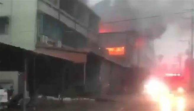 消防局表示，起火點堆滿雜物，且都是易燃物品，目前沒有證據顯示與閃電有關，詳細的起火原因仍有待調查釐清。 （翻攝爆料公社／吳建輝彰化傳真）