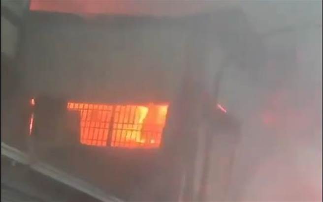 起火點堆滿雜物，且都是易燃物品，目前尚無證據顯示起下雨閃電有關。（翻攝爆料公社／吳建輝彰化傳真）