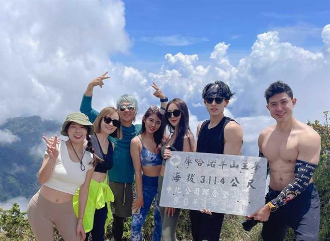 舞陽（右起）、莫里斯、吳速玲、友人、王仁甫、季芹、黃沐妍一起挑戰登百岳。（芹仁PlayWhat提供）