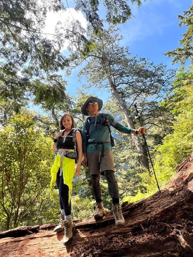 季芹（左）和老公王仁甫今年開始往戶外走跳。（芹仁PlayWhat提供）