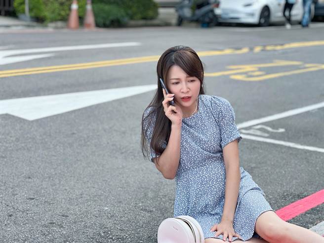 谢京颖跌倒在地求救没人理。（民视提供）