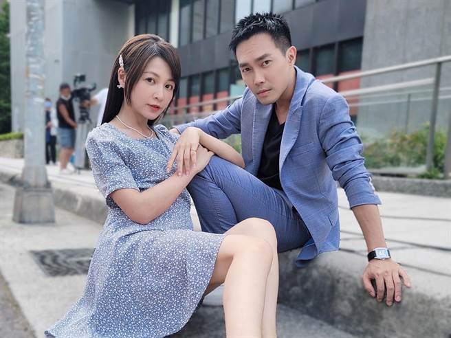 谢京颖演孕妇还求教许仁杰。（民视提供）