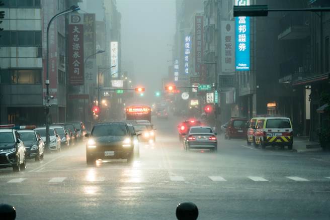 新竹市29日傍晚17点多降下大雷雨。（取自林智坚脸书／王惠慧新竹传真）