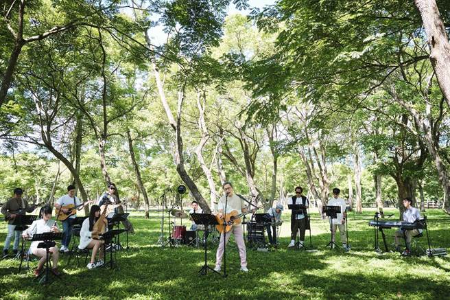 羅大佑開心宣布將在花蓮戶外開唱。（大右音樂提供）