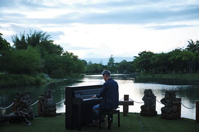 羅大佑將在花蓮戶外開唱，愉快享受在大自然中彈琴。（大右音樂提供）