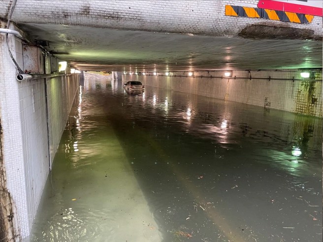 新竹市29日傍晚17点多降下大雷雨，市区多处积淹水。(图/翻摄「新竹人有事吗」脸书)