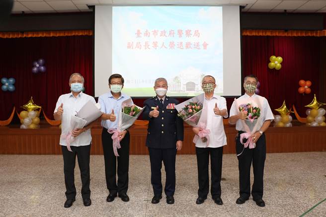 台南市警察局秘书室主任王启兴（左一）、副局长张春波（左二）、警政监陈嘉得（右二）、郑安章（右一）退休，局长方仰寧（中）致赠退休纪念牌。（台南市警察局提供／刘秀芬台南传真）
