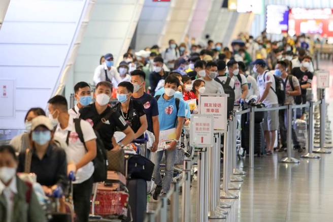 桃机旅运量逐渐回升，6月29日单日旅运量预报两年来首度破万达10047人次。图为桃机出境旅客排队办理登机手续。（陈麒全摄）

