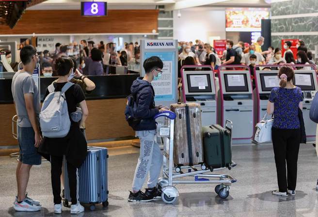 桃机旅运量逐渐回升，6月29日单日旅运量预报两年来首度破万达10047人次。图为桃机出境旅客排队办理登机手续。（陈麒全摄）