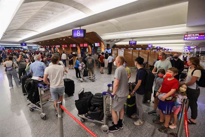 桃机旅运量逐渐回升，6月29日单日旅运量预报两年来首度破万达10047人次。图为桃机出境旅客排队办理登机手续。（陈麒全摄）