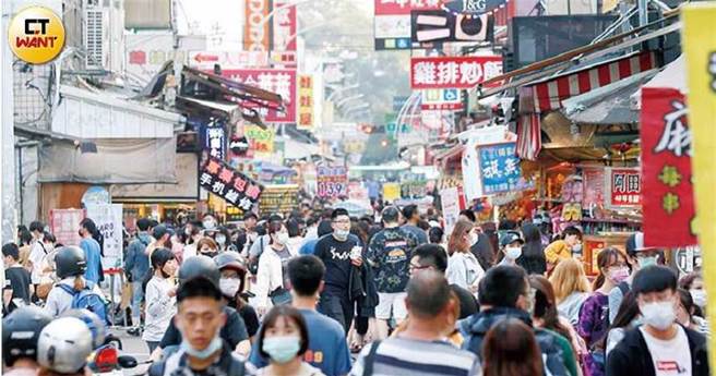 一中商圈受到疫情影响，近年业绩下滑许多，连知名地标豪大鸡排也宣布退场。(图／周刊王资料照、黄耀徵摄)