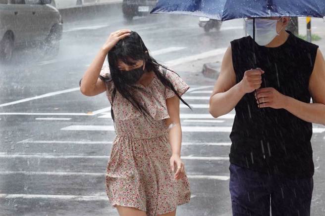 氣象局指出，周五開始連6日，全台都會受到低壓帶影響，各地都有降雨。（資料照／姚志平攝）