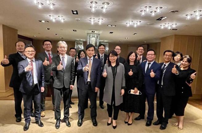 （滙豐(台灣)財富管理暨個人金融事業處副總經理葉清玉(前排右四)、安聯人壽總經理林順才(前排右三)與雙方管理團隊，兩大集團強強聯手，再續夥伴關係。圖／滙豐銀行提供）