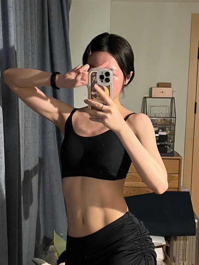 徐嬌曬出她經過鍛鍊的好身材，馬甲線與冰塊腹肌被讚超厲害又性感。（圖／取自徐嬌微博）