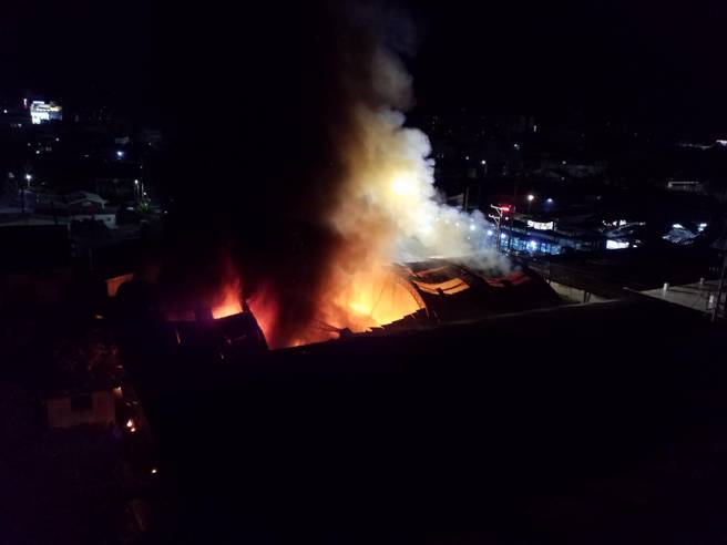 嘉义市知名嘉乐福夜市旁嘉义县农会一处仓库，晚间8点27分不明原因起火。（嘉义市消防局提供∕吕妍庭嘉义传真）
