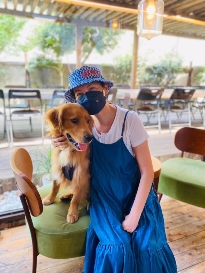 陈孝萱穿搭很年轻，看不出51岁。（图／FB@陈孝萱）