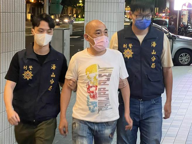 涉嫌教唆的车行老板张姓男子晚间到案说明。（王扬杰摄）