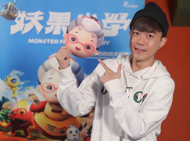 小岳哥哥受邀参与《妖果小学–水果奶奶的大秘密》影集版特别篇录制。（公视提供）