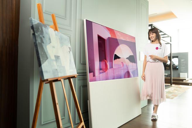 LG OLED Object Collection，萤幕前挡板就能更换顏色以配合家中设计，定价28万9000，元，预计7月初上市。（LG提供）