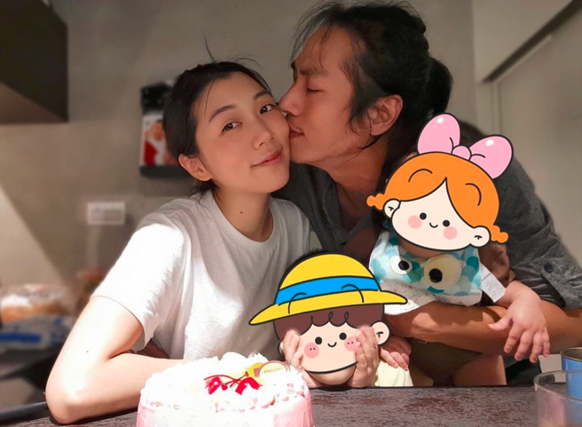 庄凯勛(右)与爱妻廖逸安(左)结婚后育有一对儿女，生活幸福美满。（图／取自庄凯勛IG）