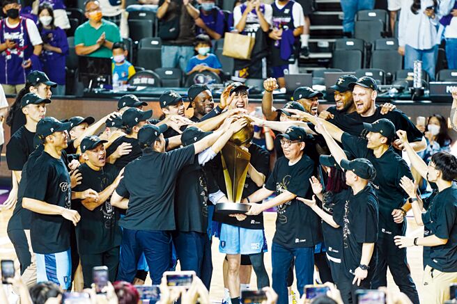 台北富邦勇士籃球隊成功衛冕P.League+第二屆總冠軍，富邦頒發激勵獎金及各子公司推出優惠。圖／業者提供