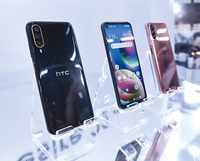 HTC于28日推出新款元宇宙手机Desire 22 pro，预先搭载VIVERSE元宇宙的相关应用程式，将于7/1日开卖。图／王德为