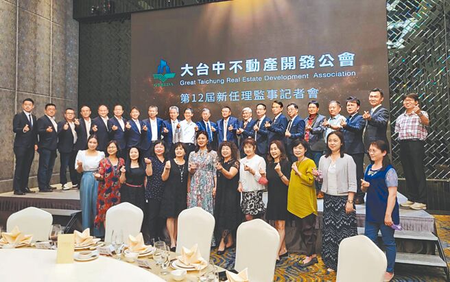 王至亮理事長帶領新任理監事團隊及其夫人們合影。圖／王妙琴