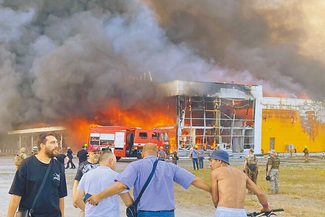 烏克蘭中部城市克列緬丘格的一處購物中心，28日遭到俄羅斯導彈襲擊起火燃燒，當時購物中心內有1千多名平民，這起攻擊事件造成至少16人罹難、59人受傷。（美聯社）