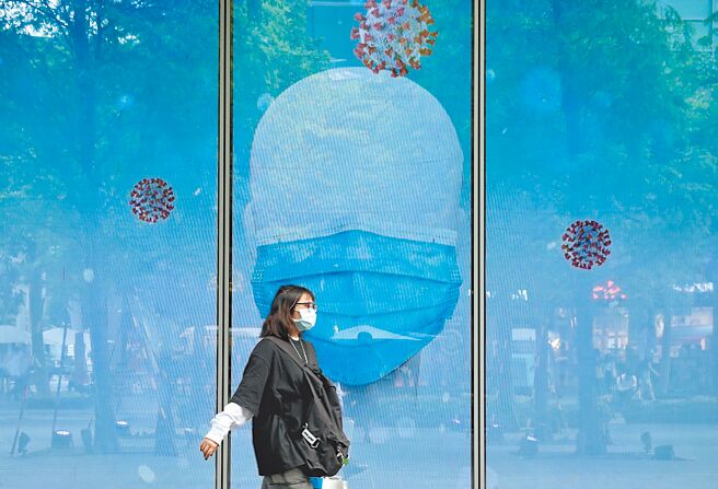 国内28日宣布新增4万4379例本土新冠病例，其中103人死亡。信义区百货公司的广告萤幕提醒随时做好防疫。（王英豪摄）